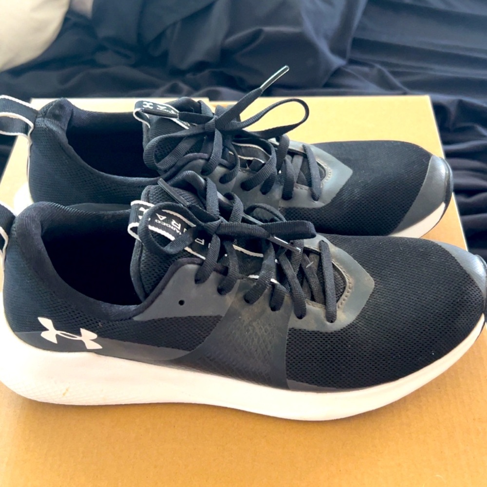 Brand new under armour sneakers